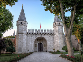 Fototapeta premium Stambuł, Turcja - 23 czerwca 2015: Wejście do Pałacu Topkapi, Brama Pozdrowienia, Pałac Topkapi