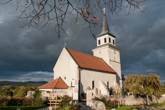 Kirche unter Wokenhimmel in Sooß