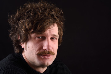 Fototapeta premium Portret młodego mężczyzny na czarnym tle