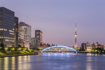 Naklejka premium Tokyo Sumida river view with Tokyo Skytree in evening. The Sumida river is a river that flows through Tokyo, Japan.
