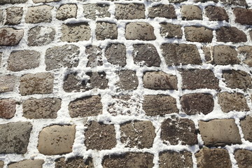 Kopfsteinpflaster mit Schnee  &uuml;berzogen