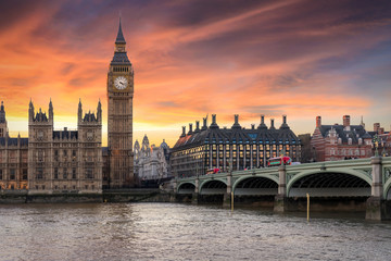 Fototapeta na wymiar Farbenfroher Sonnenuntergang hinter dem Big Ben und der Westminster Brücke