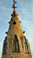 Dekorativer Schornstein auf dem Dach von Gaudis Palau Güell