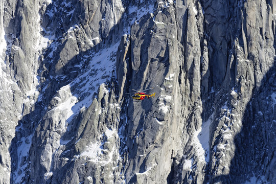 H&eacute;licopt&egrave;re en intervention secours en montagne, depuis l'Aiguille du midi (3842m), Haute-Savoie, France