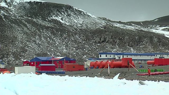 Frei station (villa las estrellas) with lots of ice accumulated 