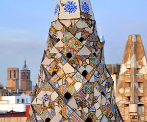 Naklejka premium Kolorowe kominy ze wspaniałym widokiem na dach Palau Güell Gaudiego