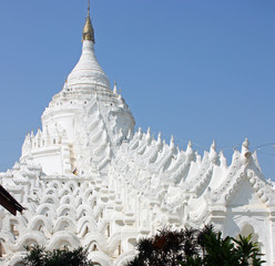 Pagode bouddhiste blanche en Birmanie