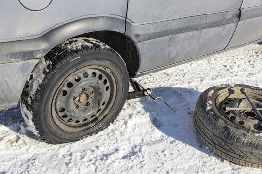 Changing A Flat Tire In The Winter Snow With Backup