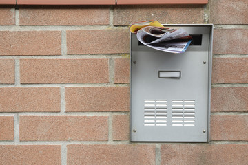 cassetta delle lettere con pubblicità