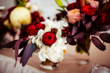 The bouquet of flowers stand on the table