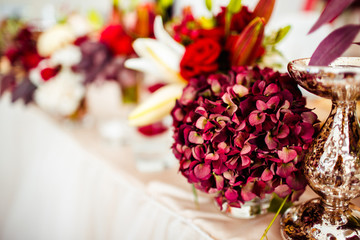 The bouquet of flowers stand on the table