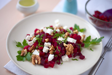 Rote Bete Salat mit Käse, Nüssen und Petersilie