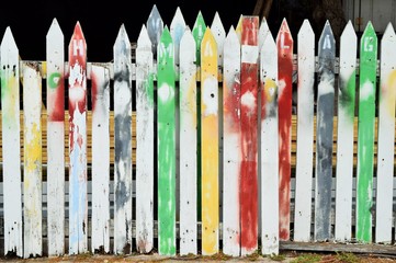 Alter, bunter Holzzaun mit Graffiti bespr&uuml;ht