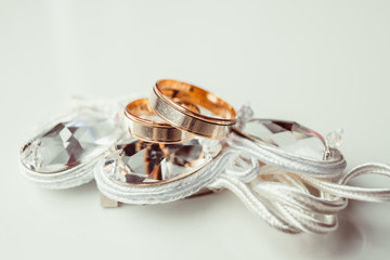 The wedding rings stand on the brooch