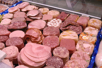 Fleischtheke im Supermarkt.