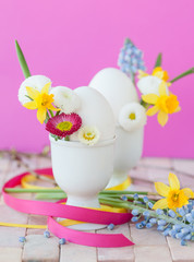Obraz na płótnie Canvas Eier in Eierbecher mit kleinen Blumen