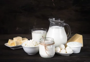 Fotobehang Zuivelproducten Zuivelproducten. Melkfles, kwark, yoghurt, mozzarella, kaas.