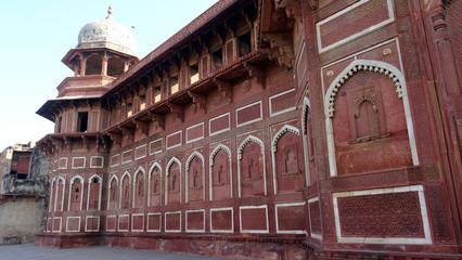 Una fachada del  Jahangir Mahal, con chhatri . Palacio de arenisca roja , en el Fuerte Rojo de Agra. Uttar Padesh . India 