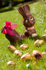 oeufs cloche et lapin de Pâques dans l'herbe