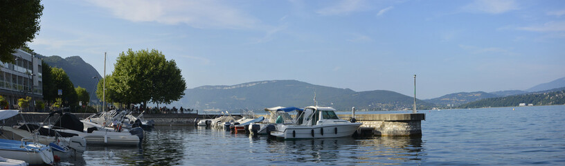 Port avec bateaux sur le lac du bourget à Aix les bains, Savoie