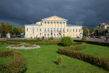 Obraz premium The old mansion of senator Borshchov on the Susaninskaya square under stormy sky. Kostroma