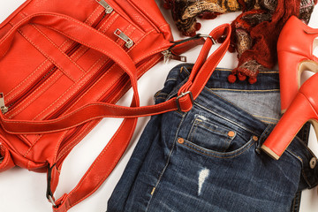 Bolso rojo y jean de mujer. Vista desde arriba. Composición 