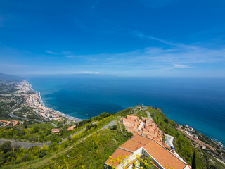 Fototapeta na wymiar Blick über die Küste von Sant Alessio Sculo und Santa Teresa di Riva, Forza d'Agrò, Sizilien, Italien