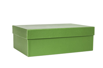 Caja de cartón verde sobre fondo blanco aislado. Vista de frente y de cerca. Copy space