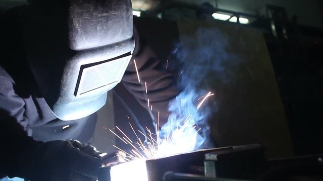 Worker welds metal 