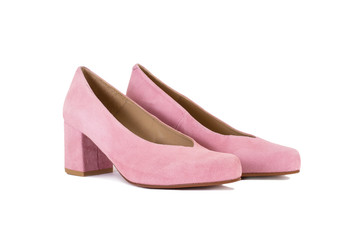 Zapatos rosa de mujer sobre fondo blanco aislado. Vista de frente y de cerca. Copy space