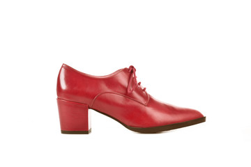 Zapato rojo de mujer con cordones y taco sobre un fondo blanco liso y aislado. Vista de frente. Copy space