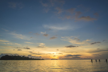 Fototapeta na wymiar sunset in the beach, Ko-Charn, Thailand