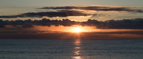 Panorámica de rayos de sol sobre el horizonte