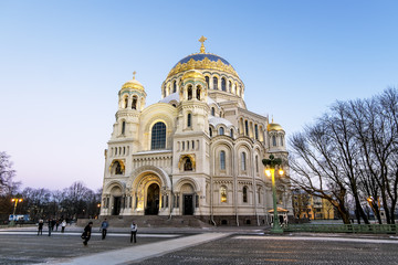 Obraz premium View of the Kronstadt Naval Cathedral in the Christmas winter ev