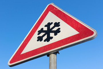 Deutsches Verkehrszeichen: Schnee- oder Eisglätte