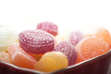 bonbons dans un bol en forme de coeur sur fond blanc