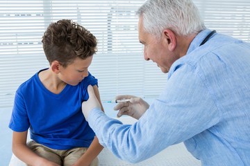 Obraz premium Doctor giving an injection to the patient