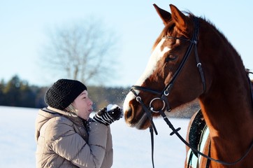 Fototapeta premium Frau mit Pferd im Schnee