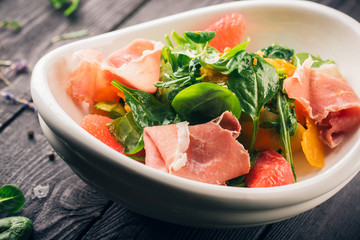 Salad with oranges, spinach and meat