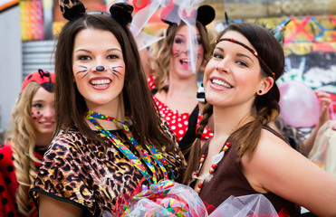 Junge Frauen an Rosenmontag im Fasching feiern