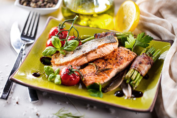 Frische bio Lachsfilet gericht