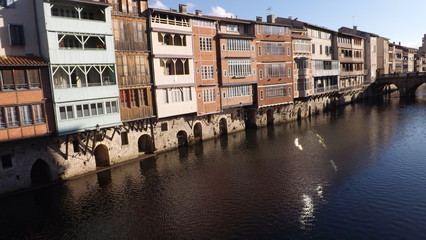 Maisons au bord du canal à Castres
