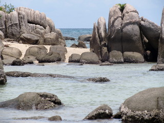 Spiaggia rocciosa tropicale