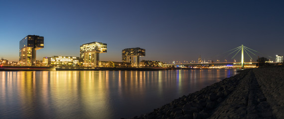 Fototapeta premium Kranhäuser, Kölner Dom und Severinsbrücke in Köln