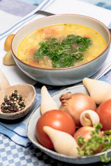 Hühner Nudelsuppe mit Karotten und Petersilie
