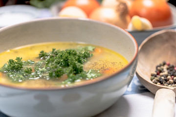 Hühner Nudelsuppe mit Karotten und Petersilie