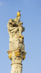 Heilige Dreifaltigkeit dargestellt auf einem Bildstock im Burgen