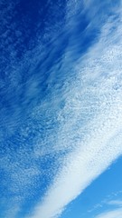 Blauer Himmel strahlend mit Wölkchen