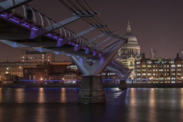 Fototapeta na wymiar Millennium Bridge und St. Paul-Kathedrale in der Nacht
