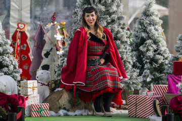 Naklejka premium Christmas pinup girl with presents